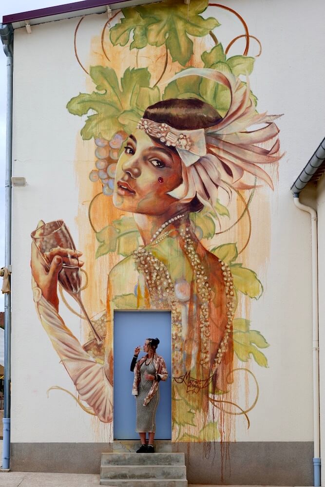 Fresque femme buvant du champagne